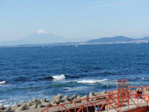千葉の金谷港から遠く富士山を望む。